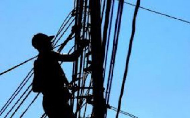 Guvernul extinde cu încă un an termenul de vânzare a 10% din acţiunile Electrica Moldova şi Oltenia
